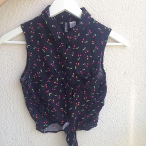  - Söt magtröja med knut framtill. Körsbär på tyget.  