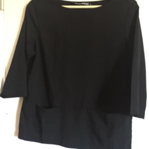  - Oanvänd svart blus