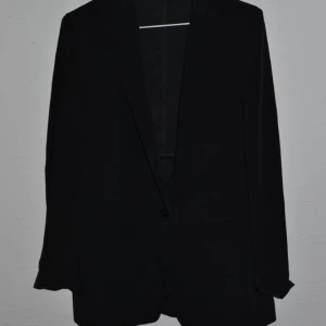  - Filippa K kavaj, storlek S och är då oversize. Passar därför även M. Inköpt för 1200kr och är sparsamt använd.