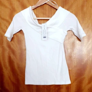  - Söt topp från Gina tricot med fin skurning vid axlarna. Aldrig använd, prislappen kvar. Skickar gärna fler bilder:)