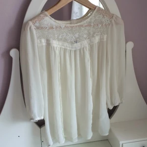  - Fin vit blus från H&M i bra skick!