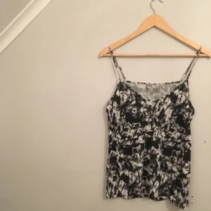  - Linne från BikBok, använd några få gånger. Men som i nytt skick! 
Köparen står för frakten 🌸