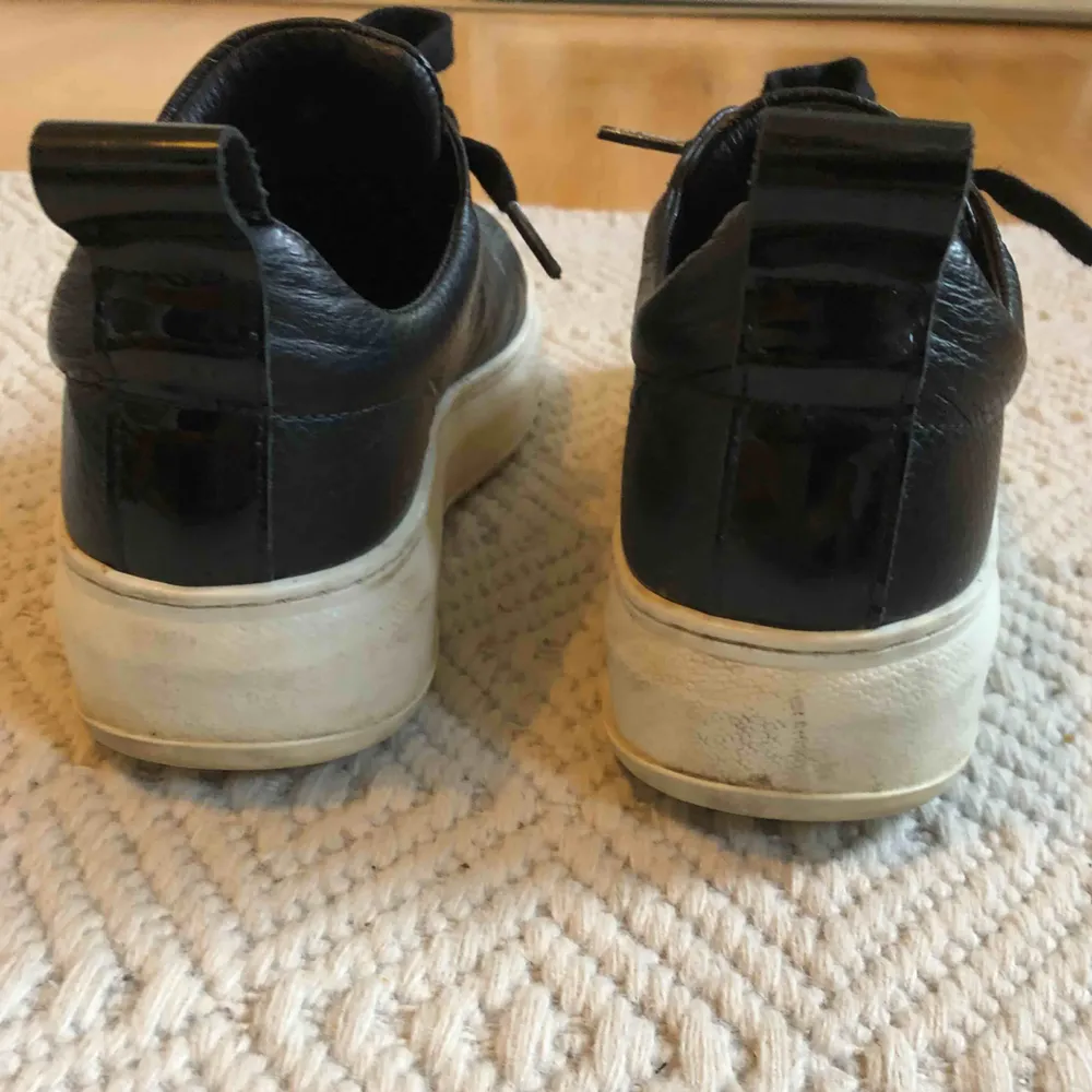 Supersnygga skor från Jim Rickey, använda några gånger men är lite stora för mig så de kommer inte till användning längre, bra skick!. Skor.