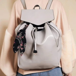  - Söt baby blå/grå ryggsäck med en liten "skarf" detalj. Passar perfekt om du ska ha med dig en tröja, mobil, nycklar och plånbok 🤩   Bredd: 35 cm Djup: 8 cm Höjd: 27 cm (300 kr inklusive frakt) 