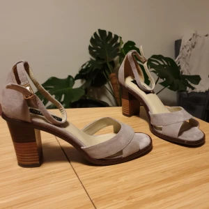  - Klackskor i mockamaterial, ljusgrå färg. Sköna och fina skor. Endast använda en gång, i perfekt skick. Nypris är 1000 kr.