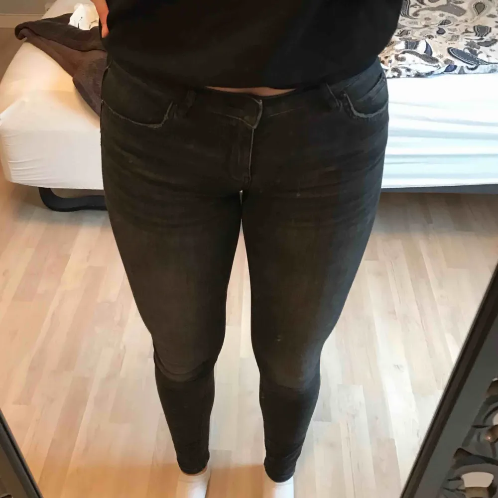 Jeans från Gina Tricot i superfin grå färg som tyvärr blivit för småa för mig. Stretchiga och jättebekväma! Fint skick då dom ej blivit använda så mycket. Kan frakta med då står köparen för fraktkostnaden. Jeans & Byxor.