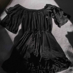  - En fin svart playsuit med snörning runt midjan i bra kvalitét från ASOS. Den är även oanvänd.