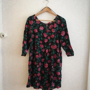  - En jättefin klänning från H&M. Storlek: 38 Koncept Divided.  Köpte den för en fest, hade på mig två-tre gånger sedan. I mycket bra skick. Vi kan träffas i Göteborg om nån är intresserad att köpa den.    A very nice dress from H&M. Size 38 Concept Divided.  Bought it for a party couple of years ago, and since then, I worn it  two-three times. Prefer meeting in Göteborg...