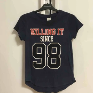  - En t-shirt från Gina Tricot, syns lite att använd! Skitsnygg men tycker om croppade toppar då jag är så kort, därav knappt använd. 