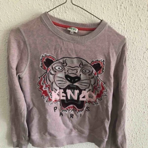  - En snygg och cool tröja från Kenzo! Den har fått ett litet hål som jag sydde igen, se bild 3  storlek XS  Köpt för 2100kr  Kan mötas i nacka eller i slussen. Om köparen vill ha tröjan skickad till sig står köparen för frakten:)  Betalning sker via swish