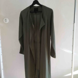  - Grön tunn jacka med band i midjan. Möts upp i Uppsala eller fraktar mot betalning! 