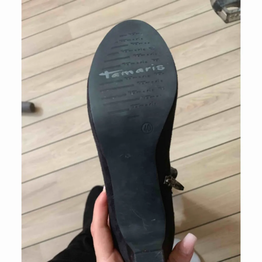 Skor köpta på Bergqvist skor för några år sedan. Skitsnygga men tyvärr aldrig kommit till användning (på bild två syns det tydligt på sulorna att de aldrig är använda). 🥰🥰. Skor.