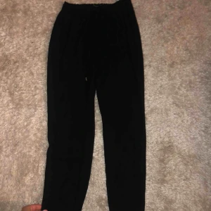  - Kostymbyxor med dragsnöre i midjan, från Zara.  Frakt tillkommer 