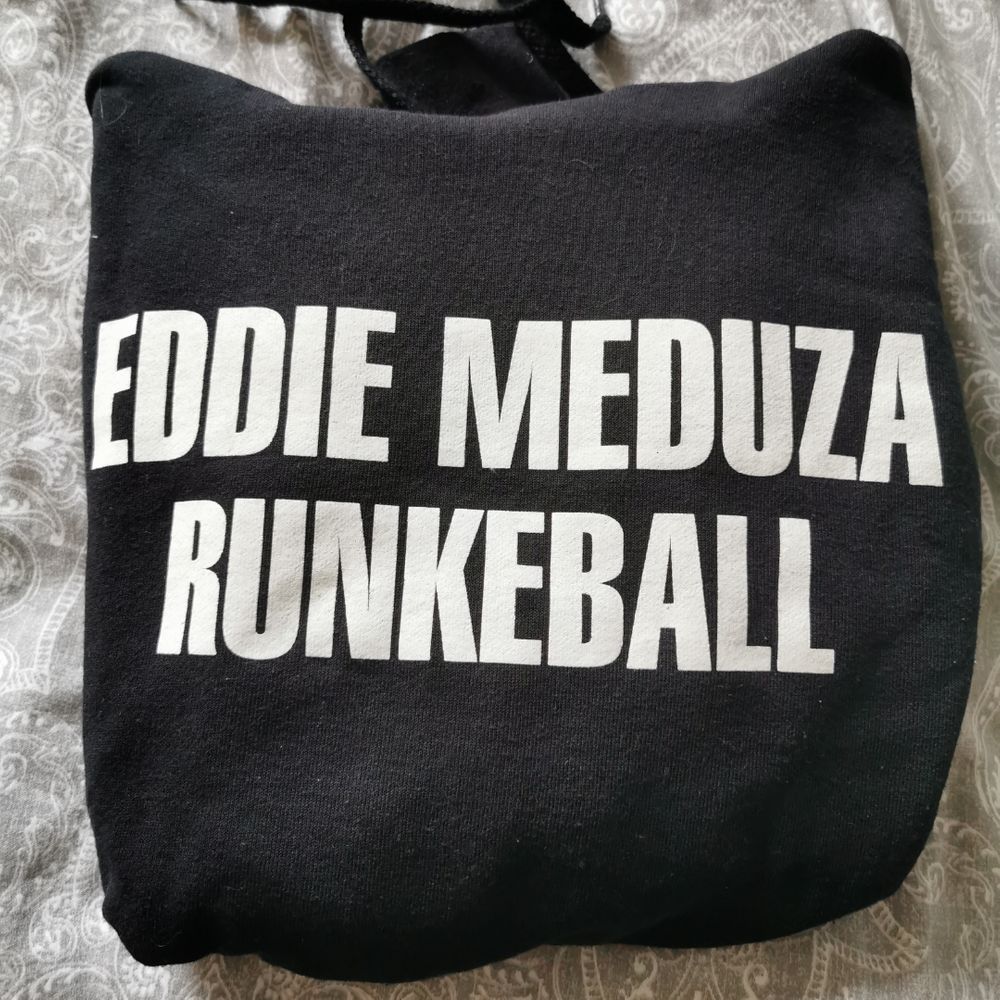 Säljer denna Eddie meduza hoodie | Plick Second Hand