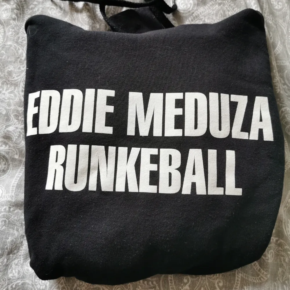Säljer denna Eddie meduza hoodie i bra skick. Köparen står för frakten. . Hoodies.