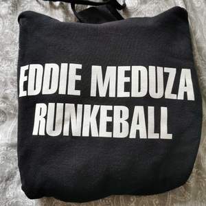 Säljer denna Eddie meduza hoodie i bra skick. Köparen står för frakten. 