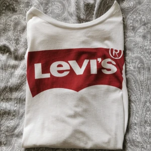  - Säljer denna levis t-shirt i väldigt bra skick. Köparen står för frakt.