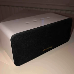  - Happy plugs högtalare med löstagbar framsida + extra framsida, knappt använd. Funkar jättebra men har andra. Pris kan diskuteras men fraktkostnad tillkommer.