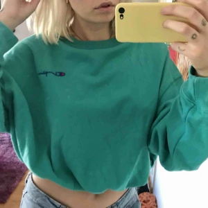  - Säljer denna oversized sweatshirt från Champion med snörning nedtill. Använd fåtal gånger. Passar även M