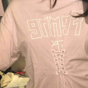  - Cool t-shirt med snöring och texten ” femme ” på! Dm vid intresse 🥰