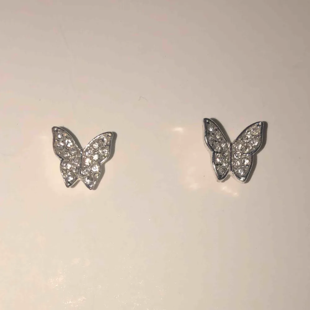 Super söta silverörhängen med små diamanter på, aldrig använt och säljer för super billigt pris 🦋🦋. Accessoarer.