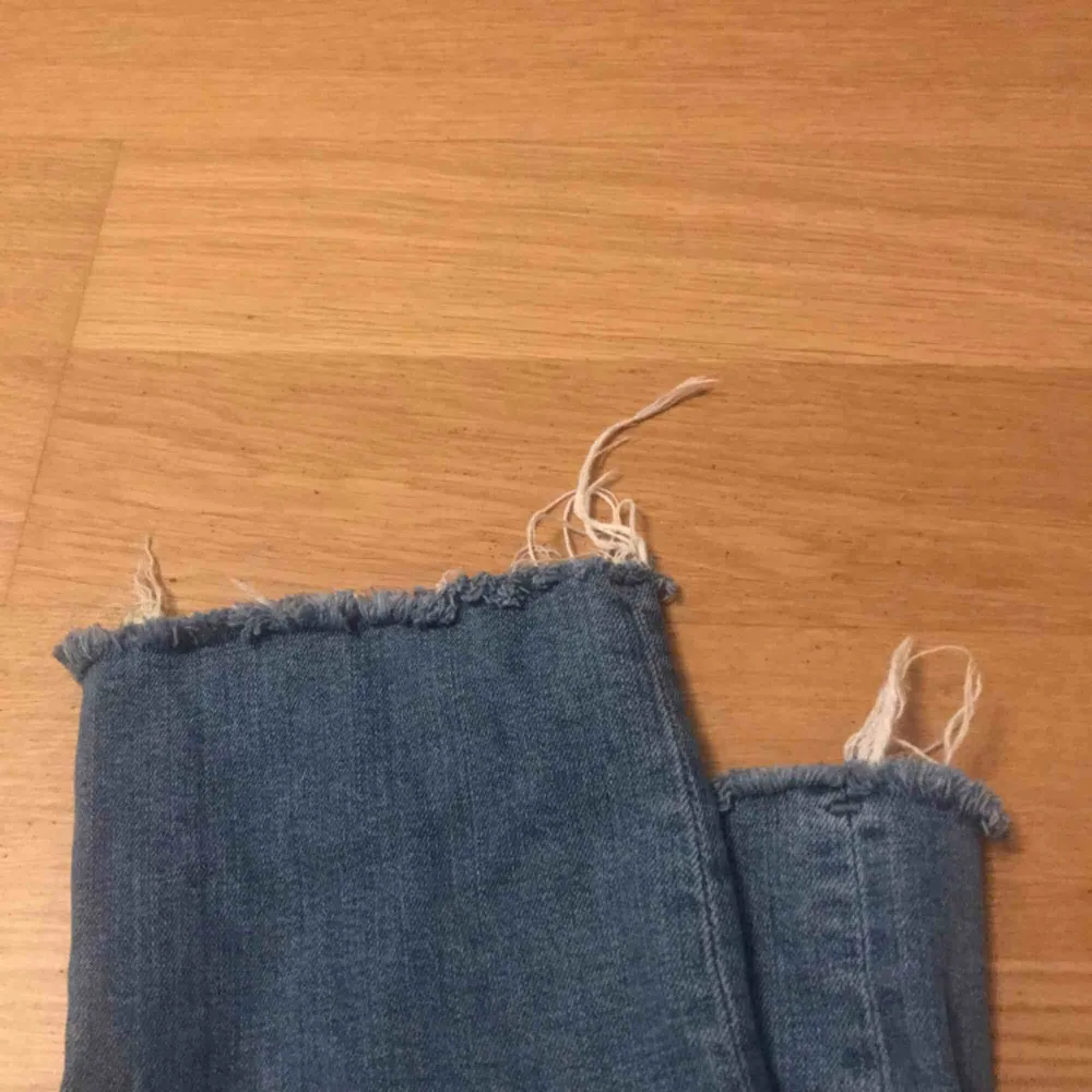 jeans från hm också i rak modell!<3 . Jeans & Byxor.