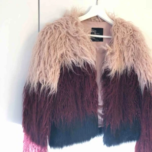  - Skitsnygg pälsjacka (fusk) från Bershka. Använd fåtal gånger. Kan mötas upp i Västervik eller skickas för frakt :)