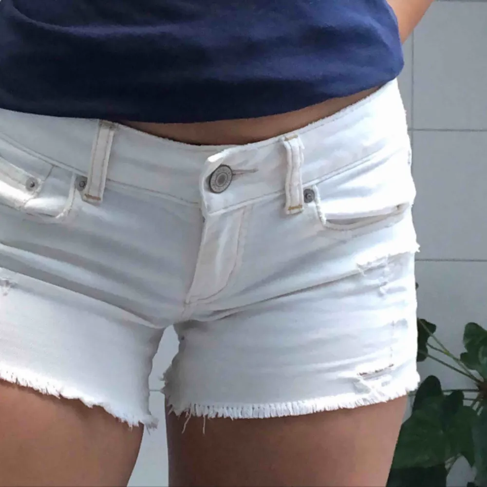 Ett par ”slitna” vita jeansshorts från American Eagle Outfitters i modellen stretch!  . Shorts.