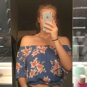  - Den finaste sommarblusen! Orimligt skön och en otroligt fin och bekväm modell! Använt ett fåtal gånger