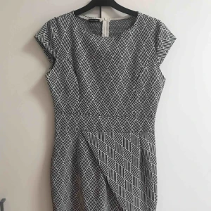  - En klänning som är bara testad. Den knälång på mig som är 166cm Priset inkl frakten:)