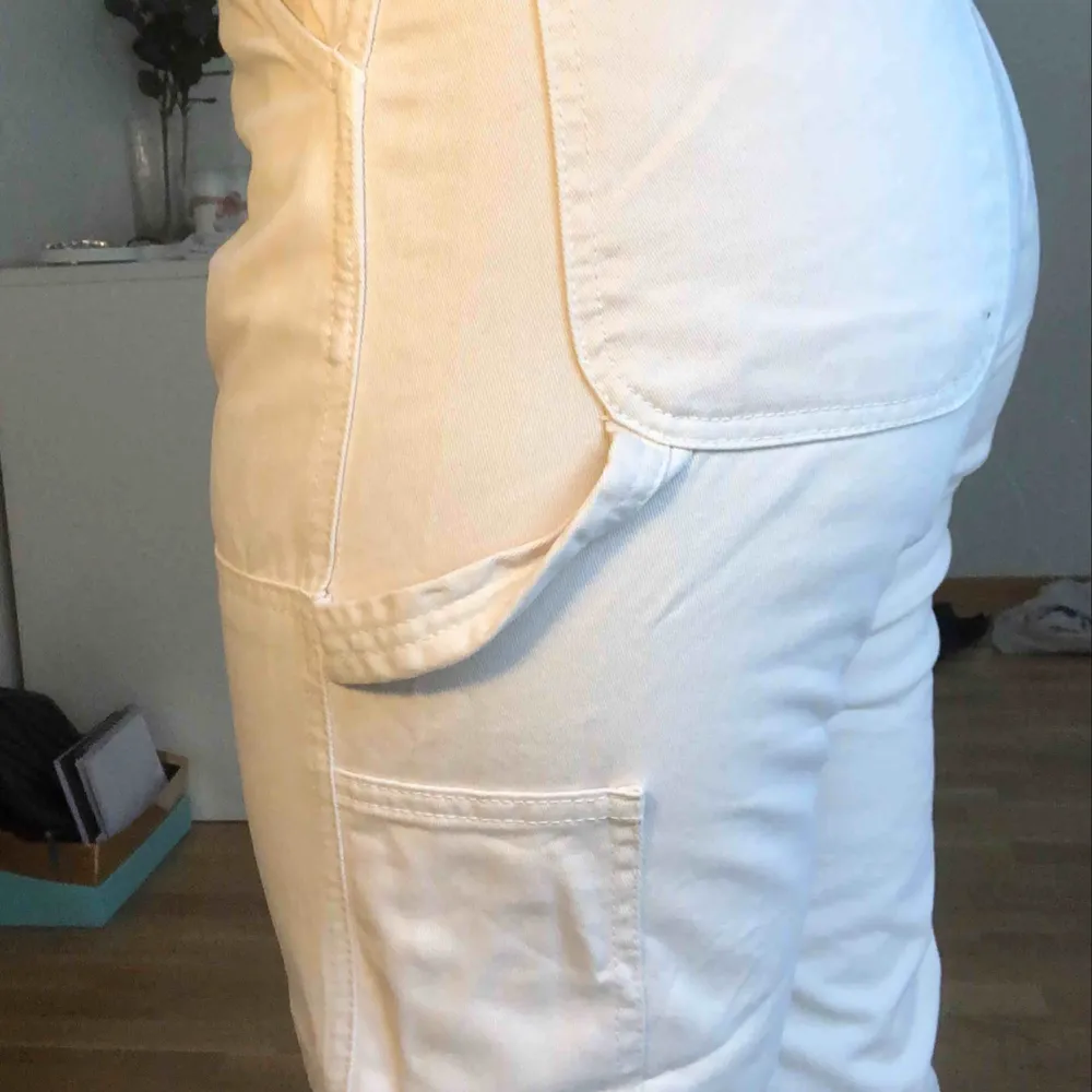 Byxor från zara, storlek 38, har vanligtvis 36. Använt 1 gång och säljer pga att jag inte känner mig bekväm i de. Kan möta upp i Malmö/Lund eller posta, står ej för frakt. Är 160, byxorna går till mina knölar :)). Jeans & Byxor.