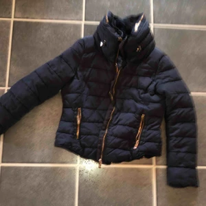  -  Vinter jacka från zara. Den är i strl L men sitter som en S. Kan skickas.