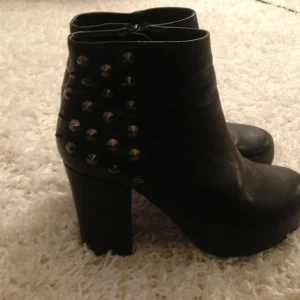 Snygga vardags klackar med nitar. Lite små skavanker men ändå i bra skick.  - Snygga vardags klackar med nitar. Lite små skavanker men ändå i bra skick. 