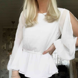  - Super fin blus som inte är använd alls! 🌟Helt ny. Tyvärr så har den inte kommit till användning, bättre någon annan får nytta till den💜 köparen står för frakten😊
