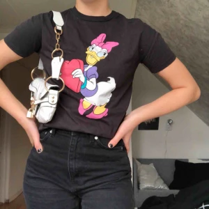  - jättesöt tisha med Kajsa anka på! köpt på pull&bear. frakten är inräknad i priset 🥰