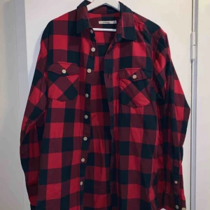  - Flanellskjorta från Dressman i storlek XL. Perfekt som oversized skjorta! Kan mötas upp i Stockholm annars står köpare för frakt! 