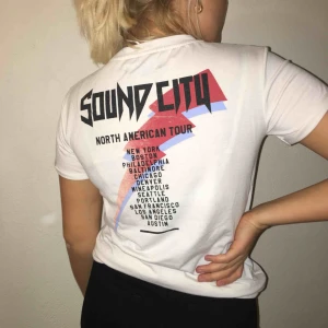  - En t-shirt med tryck på ryggen! Hör av er vid intresse!!!😍❤️