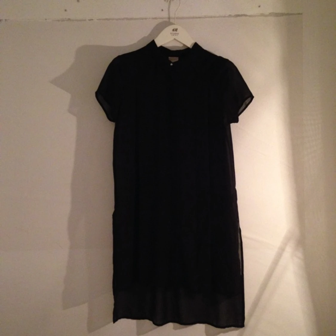 Transparent klänning/tröja från H&M Trend. Översta knappen fin o glittrig!
Knappt använd. 