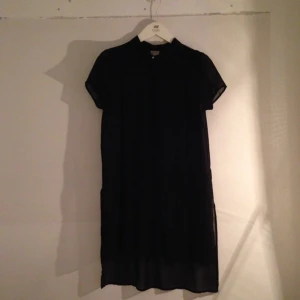 Transparent klänning/tröja från H&M Trend. Översta knappen fin o glittrig!
Knappt använd.  - Transparent klänning/tröja från H&M Trend. Översta knappen fin o glittrig! Knappt använd. 