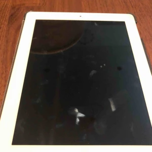  - Vit IPad 1  Den är några år gammal nu men har inga större problem   Skal ingår  Sim-kort ingår ej  Betalning sker via swish Priset kan diskuteras