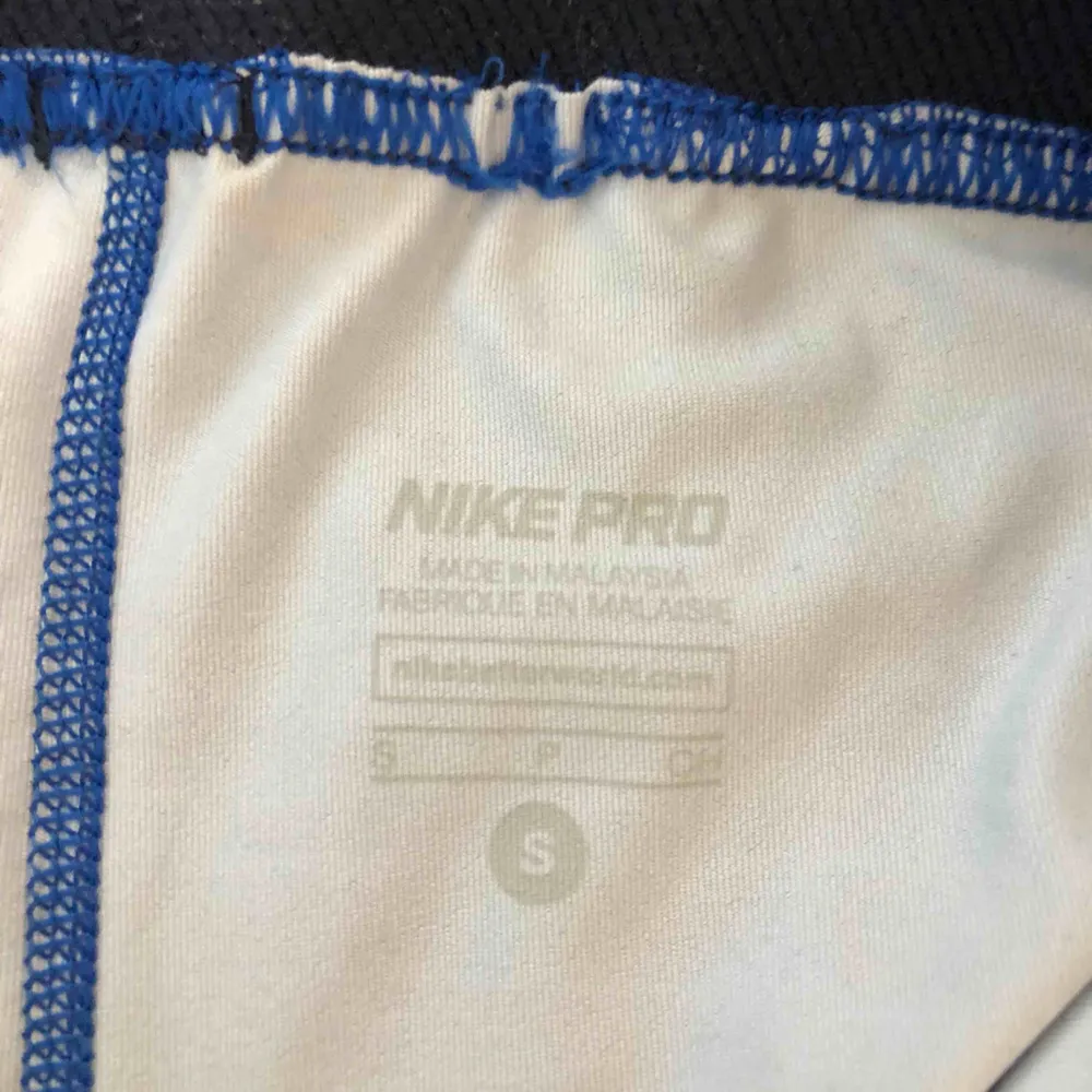 Blåa Nike tränings shorts som sitter tight! Använts 3-4 gånger! Tar swish! Köparen betalar frakt och kostnaden beror på vart du bor i Sverige!. Shorts.