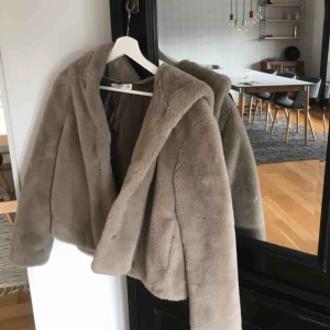  - supermysig!!! Jacka från mango, köpt förra året men bara används ca 5ggr, så fin beige färg och har en perfekt luva som är skitsnygg på, går att knäppa med knappar (privat för mer bilder) nypris 800kr köpare står för eventuell frakt