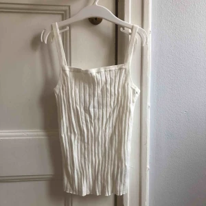  - Ett linne från H&M. Storlek small, damstorlek. Skick: 10/10. Levereras nytvättad. Postas endast, 18kr (frakten är inräknad i priset). Mvh Marija