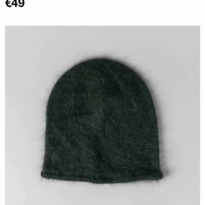  - Säljer denna superfina och Lurviga mössa från Fall Winter Spring Summer. Angora och ull material. Nypris gick på 500kr. Jordens skönaste mössa😍 knappt använd. 