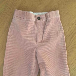  - Rosa Manchester byxor med croppade ben! Så fina och sköna! Strlk 36 från HM- motsvarar vän en 25-26 i midja skulle jag gissa på. Aldrig använda. Färgen ser olika ut på bilderna men i verkligheten är de mest lika den första bilden. 