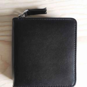 ▪️Helt ny plånbok från Monki. ▪️Mått: ca 12x11 cm. ▪️Nypris 120kr.
