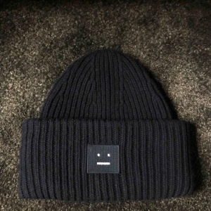  - Säljer min älskade mörkblå Acnemössa för vill gärna ha en annan färg 🙄 Köpte på NK i slutet av november förra året. SNYGGASTE MÖSSAN MAN KAN HA!!!! Jätte jätte fint skick