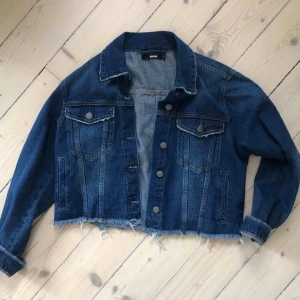  - Croppad mörkblå jeansjacka från Bikbok. Passar från xs-l beroende på hur den sitter (jag är s). Helt oanvända 