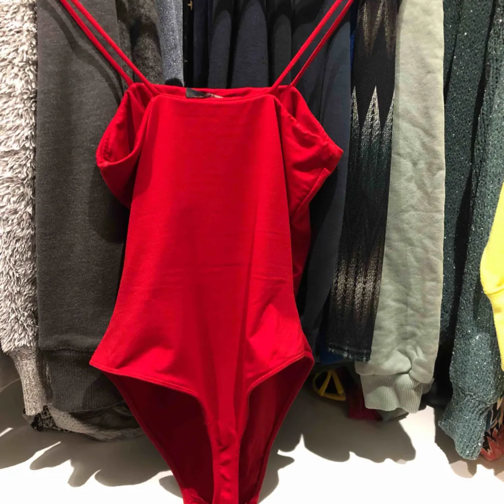 Röd body ifrån bershka med spaghetti straps. Stringmodell på bodyn så syns inte under byxor eller kjol osv. Frakt tillkommer. Toppar.