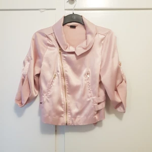  - Fint skick, silkes material. Storlek 38.